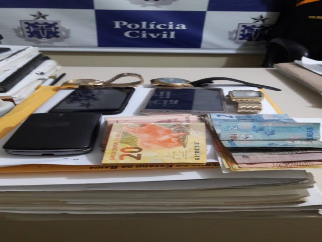 A integração das forças policiais em Chorrochó resulta na apreensão de menores e recuperação dos produtos, fruto de ato infracional análogo ao furto, após o arrombamento em estabelecimento comercial.