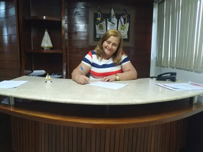 Em comemoração ao Dia do Professor, prefeita de Itaíba-PE, assina lei para pagar precatórios do Fundef a professores