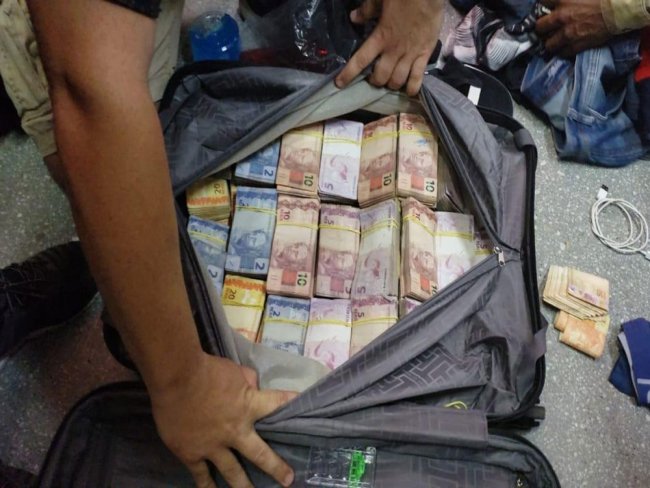 Grupo preso na Bahia ao tentar embarcar com malas de dinheiro para São Paulo levava mais de R$ 760 mil, diz Polícia Federal