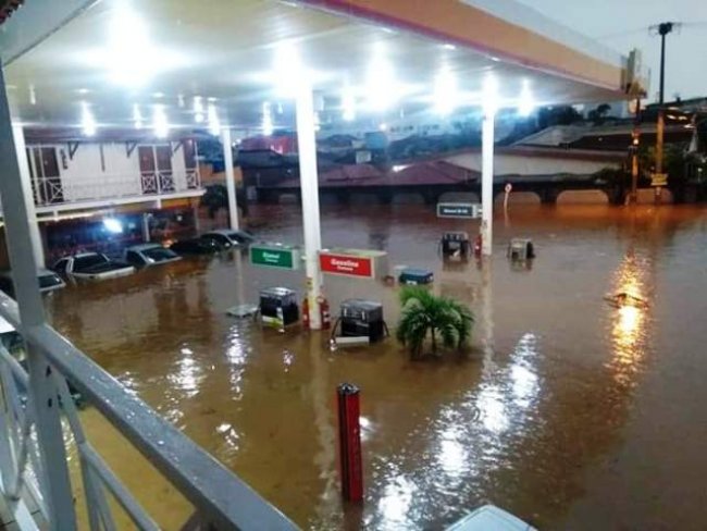 Chuva forte alaga ruas no centro de Sertânia, sertão de Pernambuco