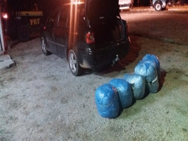 PRF apreende cerca de 82 kg de maconha em três veículos no Trevo do Ibó, no Sertão