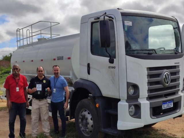  PRF entrega caminhão-pipa para suprir abastecimento da UOP Trevo de Ibó