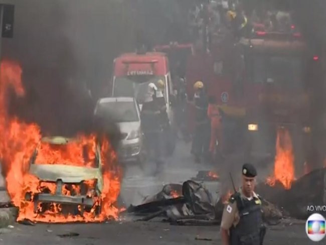 Avio cai sobre carros em rua de Belo Horizonte, em Minas Gerais