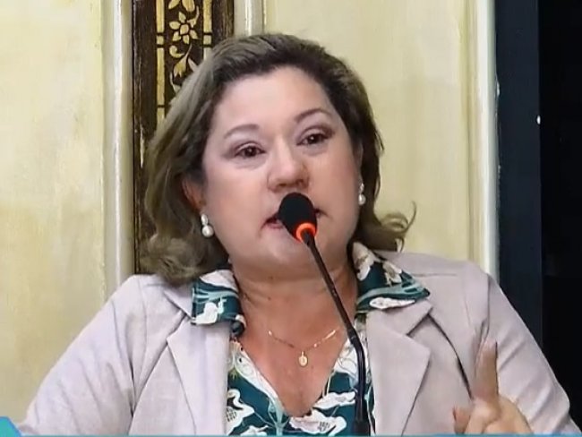 Vereadora chora na tribuna da Cmara de Salgueiro ao relatar ataques cibernticos que vem sofrendo nas redes sociais