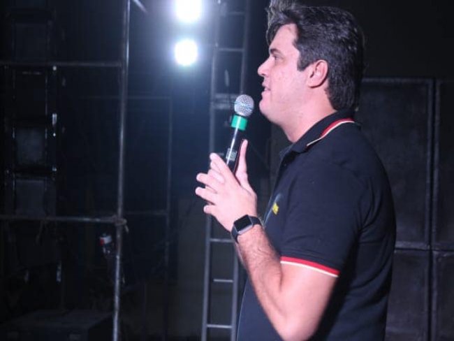 Como parte da programao do aniversrio de 56 anos, Itacuruba recebeu show dos cantores Roberto Vaneiro e Mateus Santos.