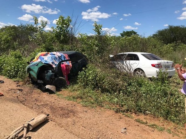 Coliso frontal entre Gol e Corolla deixa um morto e um ferido em Mirandiba