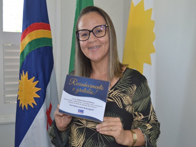 Secretria de Educao Jocilene Fonseca recebe homenagem da GRE Floresta