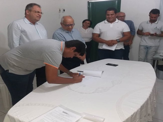 O Vereador Andr Ferraz participa do ato de assinatura da Ordem de Servio que autoriza a adequao e ampliao do sistema de esgotamento sanitrio de Floresta. 