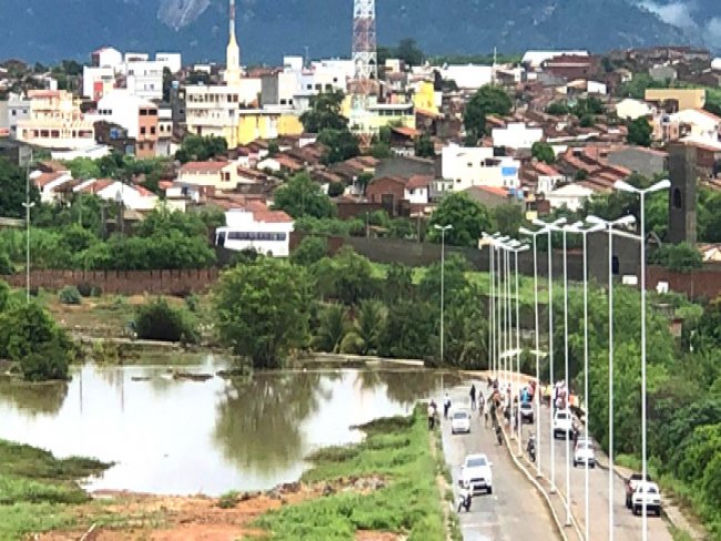 Afogados da Ingazeira amanhece ilhada no sentido Iguaracy.