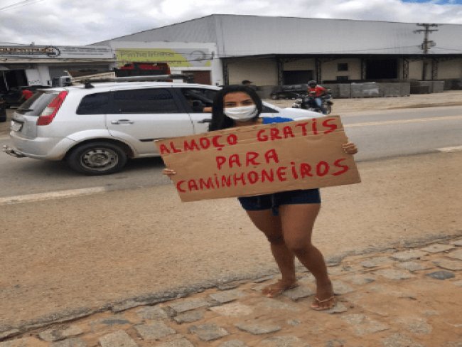 Serra-talhadenses entregam quentinhas para caminhoneiros na BR-232