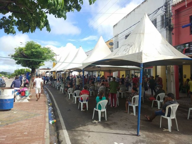 Coronavrus: Prefeitura de Ibimirim auxilia na organizao de fila em Casa Lotrica