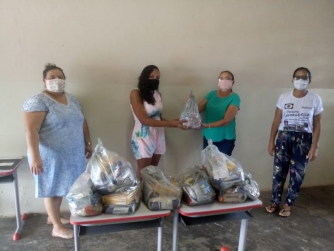 Prefeitura de Carnaubeira da Penha entrega mais de 1 mil kits merenda para alunos da rede municipal