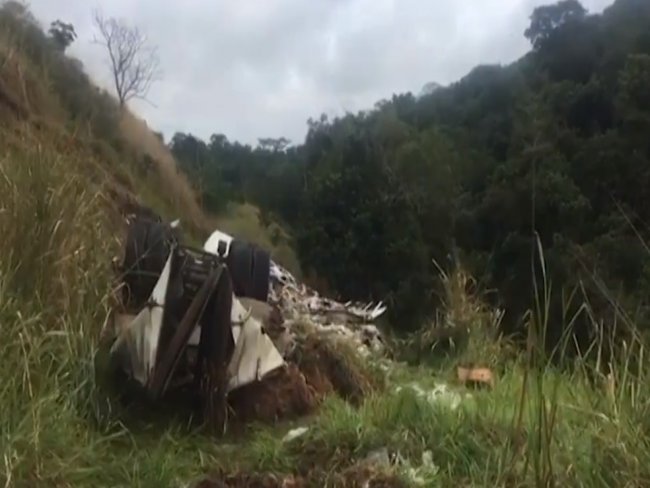 Caminho carregado de ovos tomba na BR-101 e duas pessoas morrem enquanto saqueavam carga na Bahia