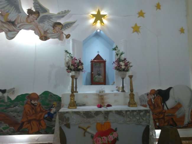 Imagem de santa do sculo 19  roubada de igreja em Carnaubeira da Penha