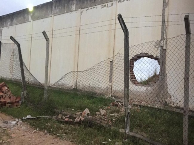 Um grupo explodiu o muro da Penitenciria Doutor nio Pessoa Guerra, em Limoeiro, no Agreste de Pernambuco, na madrugada desta quinta-feira (9) para resgatar detentos.