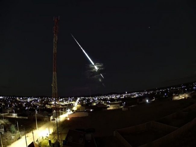 Cmera de Clima Ao Vivo da Atel Telecom filma Meteoro brilhante visto no Serto de Pernambuco