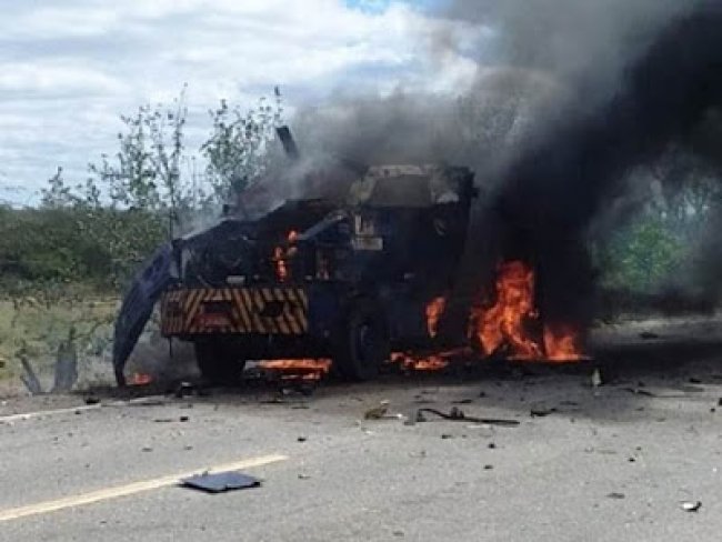 Carro-forte  explodido entre distrito de Rajada e povoado de Pau-Ferro em Petrolina