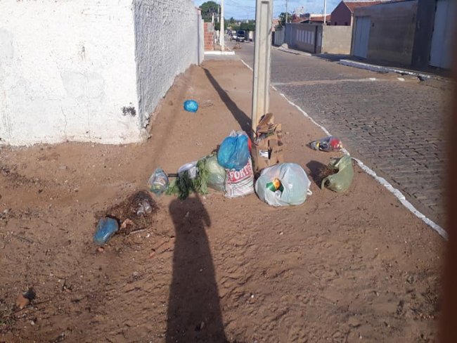 Moradora de Itacuruba-PE Reclama de lixo descartado por vizinhos.