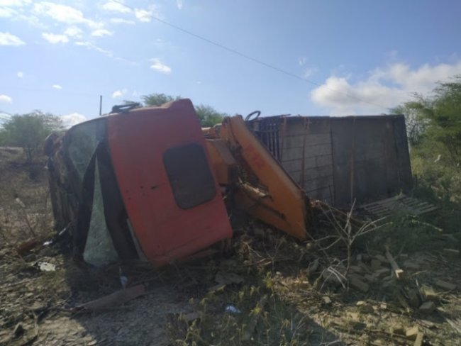 Caminho tomba ao se chocar com viatura policial na rodovia da PE-375