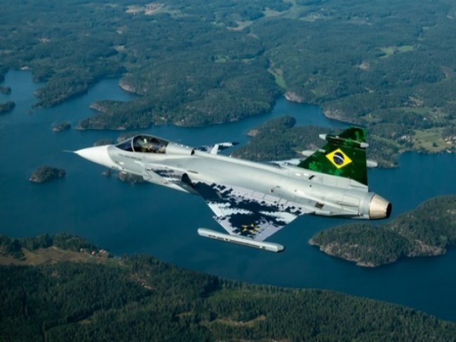 Primeiro caa sueco Gripen chega ao Brasil