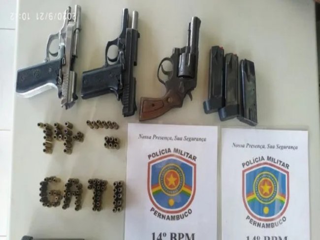 Homens so detidos com arsenal no Centro de Serra Talhada; foram apreendidas pistolas e munies