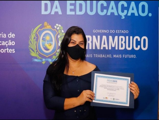 A Gestora e Professora Fabiana Rosa participa da premiao do IDEPE 2019 