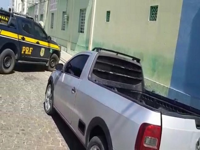 Uma caminhonete que havia sido roubada em Salvador, na Bahia, foi recuperada nesta tera-feira (29), na BR 232, em Arcoverde,