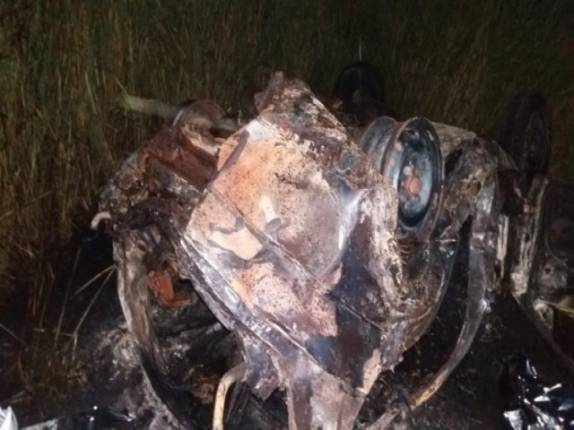 Casal morre carbonizado aps carros colidirem e um dos veculos pegar fogo na BR-104, em PE