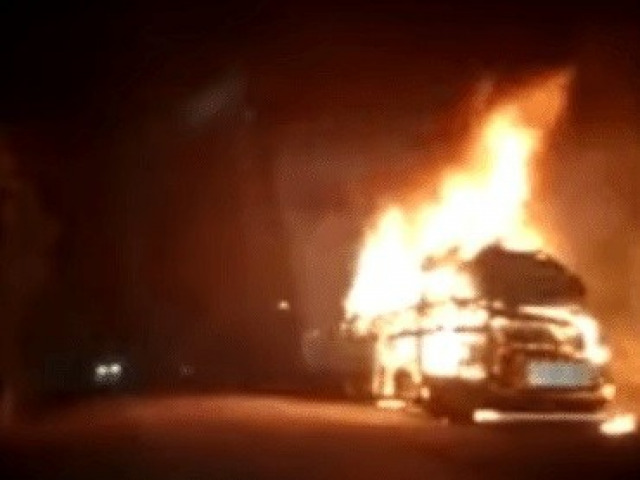 Incndio destri mais de 100 veculos no Polo Automotivo Jeep, em Goiana (PE),