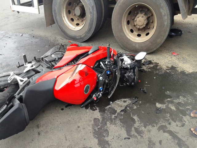 Homem morre aps coliso entre moto e caminho na BR-323, em Custdia