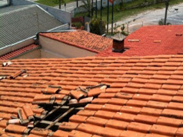 Homem tenta entrar pelo telhado de vizinha para pegar mulher, no Serto de PE