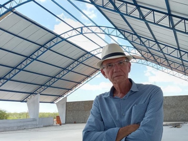  Prefeito Licnio Lustosa acompanha obras em andamento no municpio.