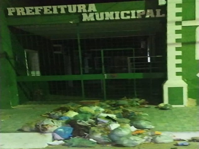 Moradores jogam lixo na calada da Prefeitura Municipal de Floresta, PE