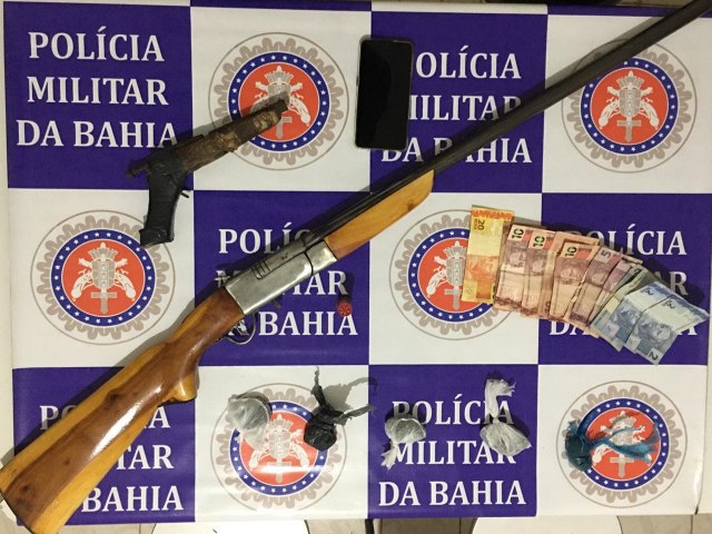 Policia Militar da 4 Cia, 20 BPM. prende Homem por Trafico de drogas e posse de arma de fogo em Vila Padre Fernandes Distrito IB, Abar /BA