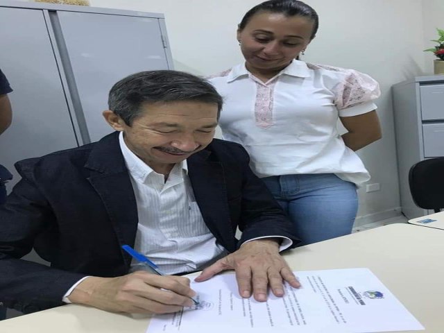 Prefeito de Carnaubeira da Penha empossa nova diretora de escola em Barra do Silva