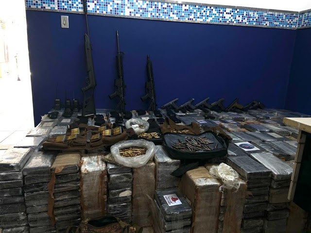 Operao prende PMs e apreende 1,5 tonelada de cocana, fuzis, pistolas e centenas de balas em Pernambuco