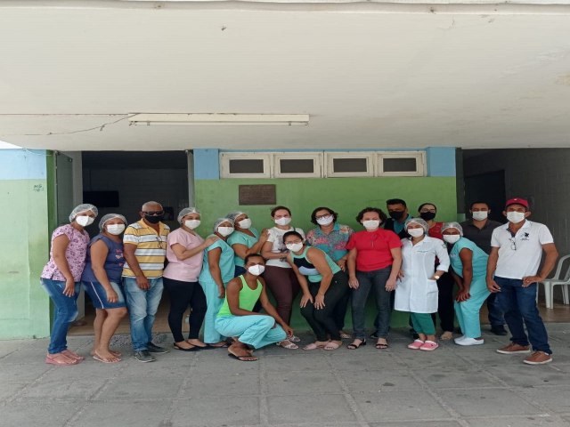 Na manh desta quarta-feira (20), os profissionais da sade que atuam na linha de frente no combate ao novo Coronavrus, em Itacuruba, receberam a primeira dose da vacina. 