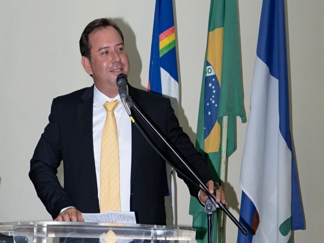 Prefeito Gustavo Carib garante reajuste do Piso dos Professores e salrio antecipado