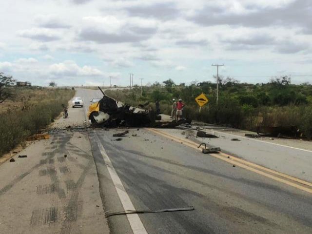 Carro-forte  alvo de assaltantes na BR-235 em Juazeiro-BA