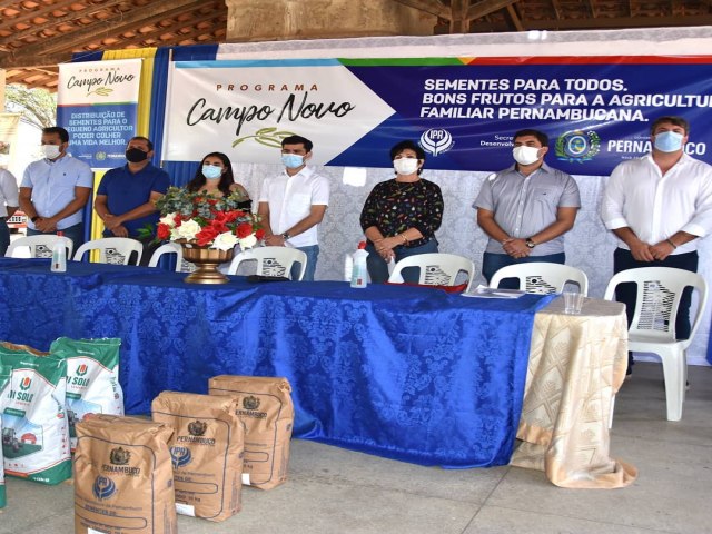 A prefeitura de Floresta recebe as sementes de milho e sorgo do Programa Campo Novo.