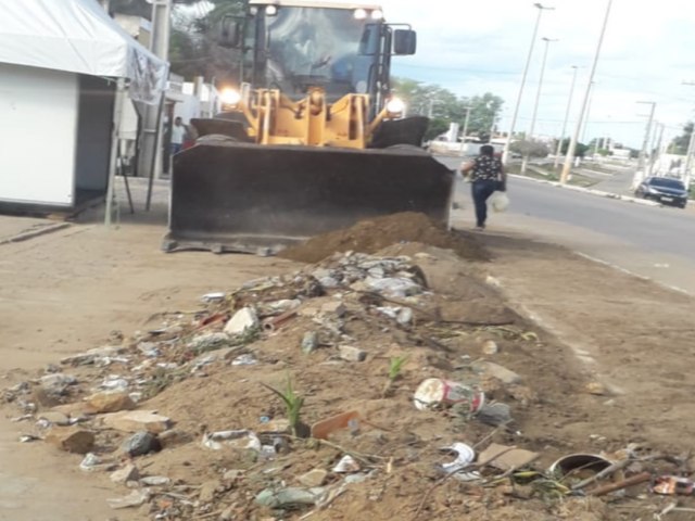 A prefeitura de Floresta continua Retirando os entulhos, os lixos e deixando a cidade limpa! 