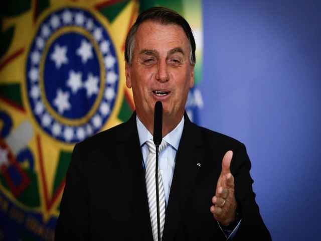 Bolsonaro veta a estados e municpios imunizar populao em caso de omisso do Ministrio da Sade
