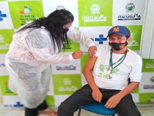 A Prefeitura de Itacuruba, por meio da Secretaria de Sade, segue vacinando os profissionais que atuam na assistncia  sade do municpio. 