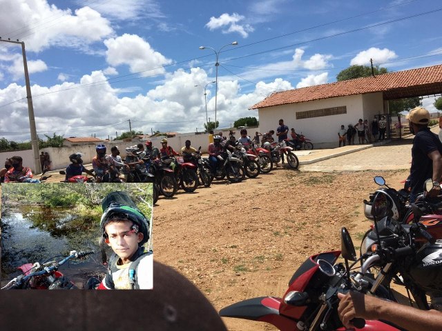 Amigos e familiares se despedem do piloto de Trilha Tarcsio (Dunga) em Belm do So Francisco-PE