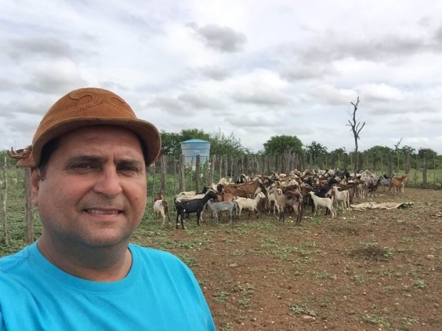 Aniversariante do Dia em Floresta-PE o Produtor Rural e Ex vereador Favinho Ferraz