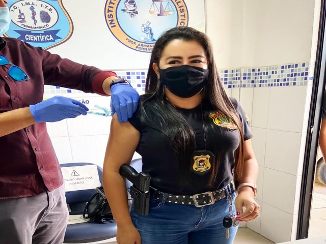 A Policial Civil florestana Nucyara Ferraz  vacinada contra a covid 19 