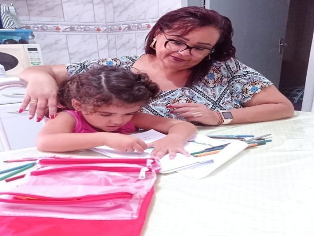 Vereadora Rivnia Freire celebra Dia Mundial da Educao mostrando sua rotina na educao dos seus filhos. 