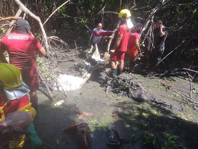 Avio de pequeno porte fica submerso aps cair em manguezal em Aracaju; uma pessoa morreu
