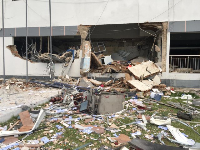 Bandidos explodem Agncia da Caixa Econmica em Betnia, PE; veja imagens
