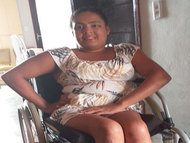 Famlia pede doaes para comprar cadeira de rodas para jovem Mirella Fernandes em Floresta, PE